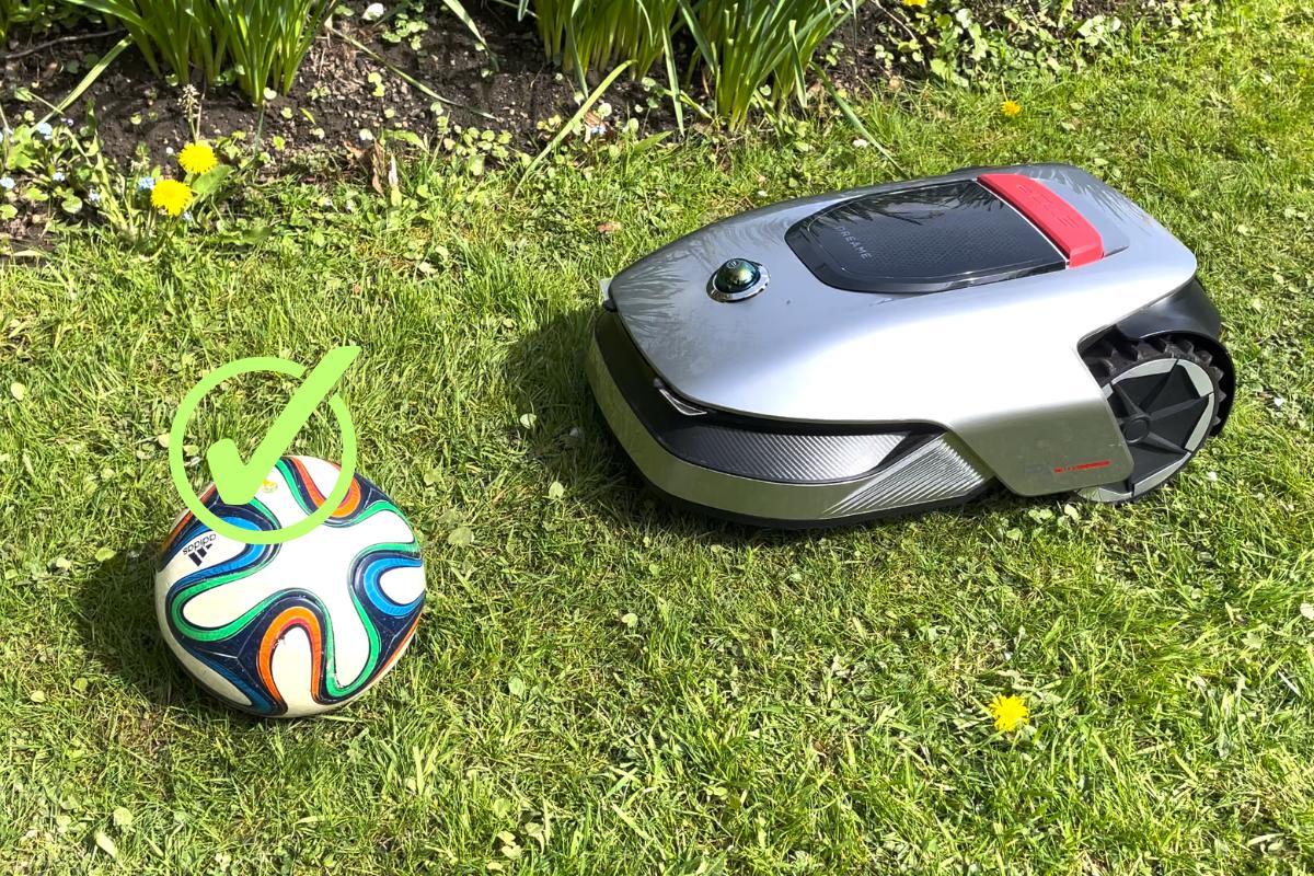 Der Dreame A1 Mähroboter hat im Test den größeren Ball als Hindernis erkannt.